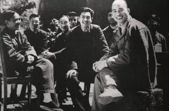 1961年，林乎加（前右）、田家英（左一）在浙江调研。