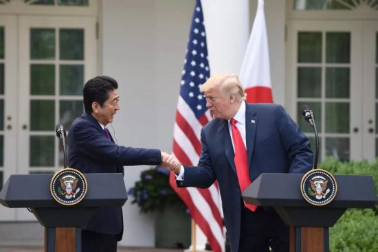 美国总统特朗普(右)在白宫会见日本首相安倍晋三。中新社记者刁海洋摄