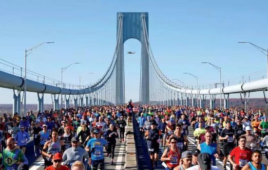 11月4日，2018纽约马拉松参赛者从韦拉札诺海峡大桥出发。图/视觉中国