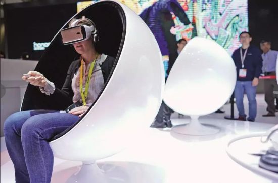 2017年1月5日，在美国拉斯维加斯消费电子展上，参观者使用华为手机体验虚拟现实技术。图/新华