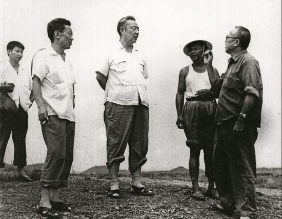 　1978年8月，习仲勋在广东惠阳农村调研。左一为习近平，大学暑假期间来广东参加社会实践活动。