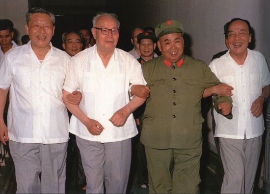 1979年6月，广东省委召开三级干部会议，习仲勋传达了中央同意广东在改革开放中先走一步的请求。习仲勋、叶剑英、许世友和杨尚昆(从左至右)手挽手来到与会者中间。