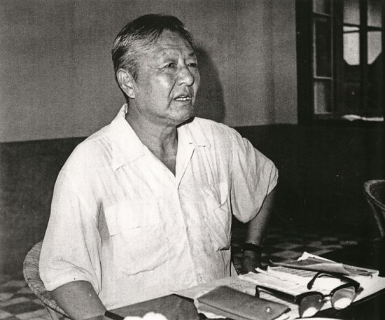 1978年8月，习仲勋在广东惠阳地委常委会上讲话。他一方面坚决制止偷渡外逃，一方面调整政策，更加注重发展经济、标本兼治。
