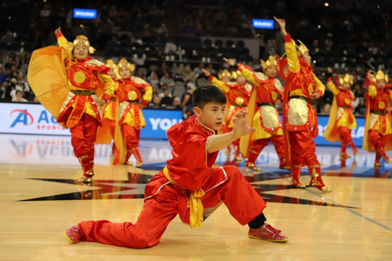 “花木兰”引爆马刺主场，甘肃篮球少年闪耀NBA
