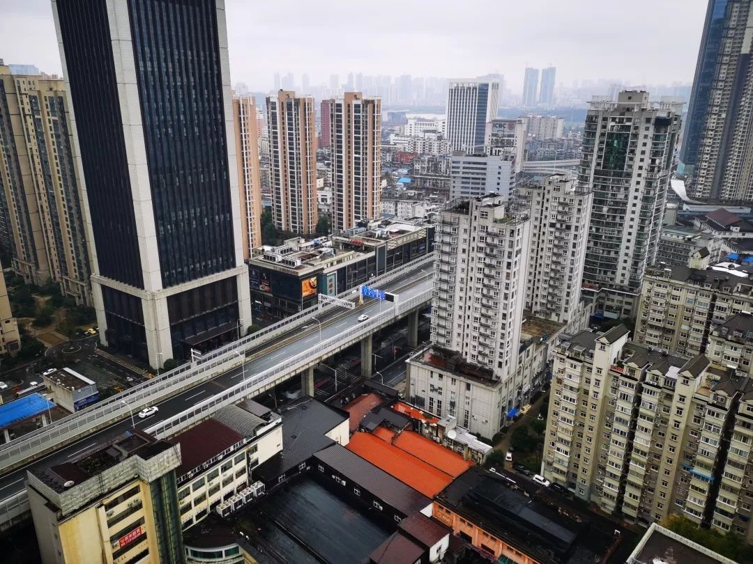 武汉"封城"下冷清的街头"哪里有卖吃的?
