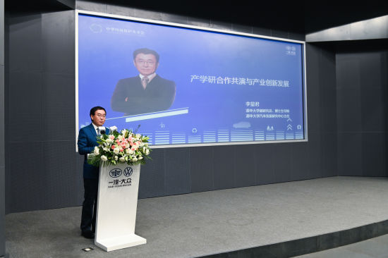 清华大学副研究员、博士生导师、清华大学汽车发展研究中心主任李显君发表主旨演讲