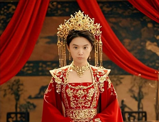 “男扮女装”的CEO，刷屏了
