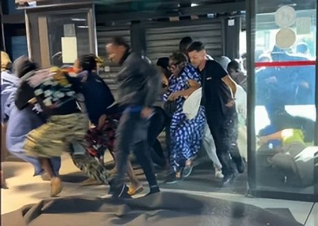 “超额死亡”2000人，抢空调引发暴力