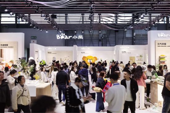 从AI产品系列到全场景布局：小熊电器AWE展示品质生活新范式