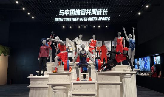 营收首破800亿，安踏“多品牌+零售”战略筑牢护城河
