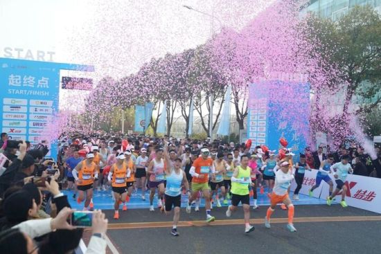 2026苏州太湖数字半程马拉松在苏州高新区鸣枪开跑