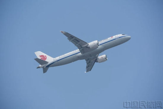 国航C919正式投入北京―厦门、北京―哈尔滨两条航线运营