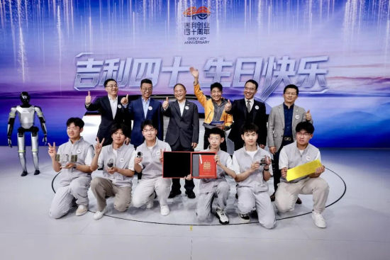 李书福对话撒贝宁：吉利的未来，藏在这两件事里