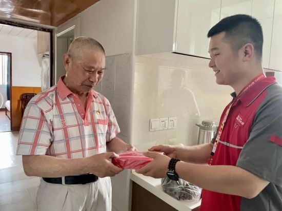 从“送货的外人”到“被信赖的家人”――一位快递站长的八年扎根路