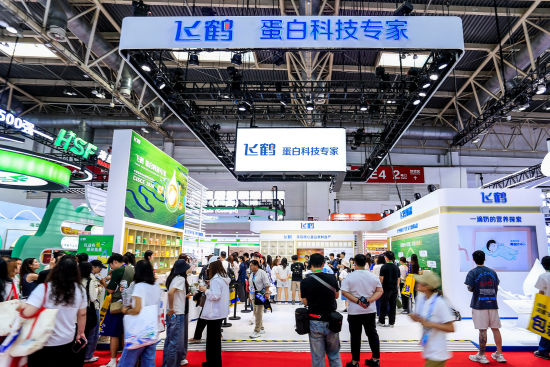 链博会见证一滴奶的鲜活营养，“蛋白科技专家”飞鹤树立全球乳业鲜活品质新标杆