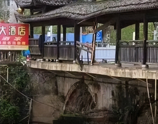 车辆坠河致5人遇难，包括一家三口