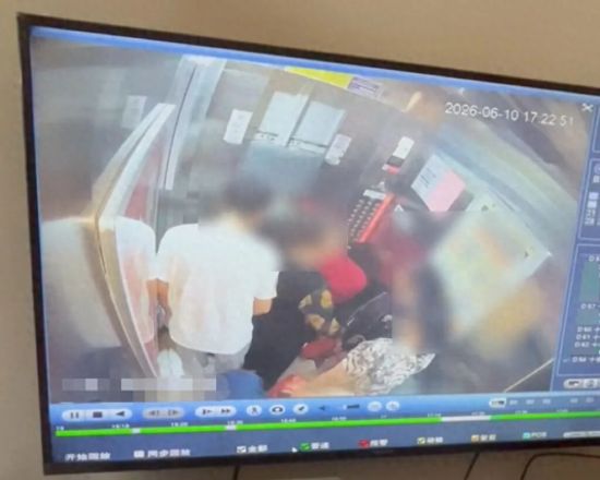 10人被困电梯，保安违规开门，女子逃生时坠亡