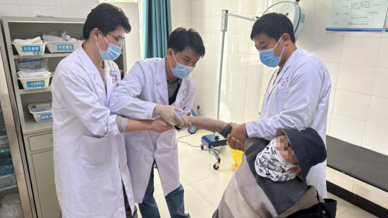 从太湖到天山 一位援疆医生的“无憾”青春