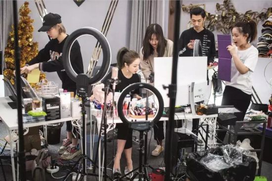 4月16日,杭州九堡,淘宝主播薇娅(左二)和同事们在直播前核对产品.