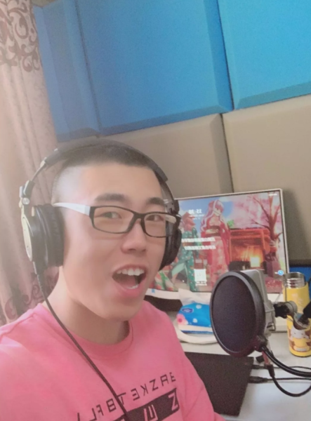 有声书主播幻樱空,曾是一名挖掘机工人(受访者供图)