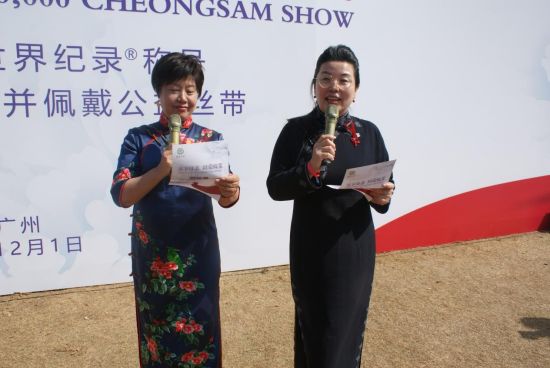 (右一)与华太俱乐部/旗袍总会创会会长李艳华(左一)共同领读倡议书