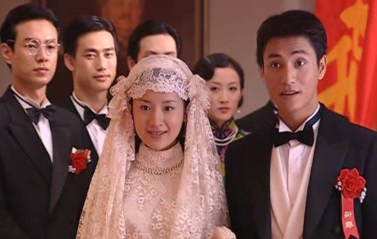 《金粉世家》中金燕西和冷清秋结婚.