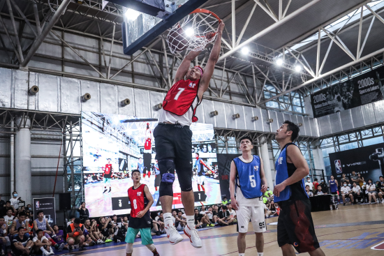 比赛则在高矮胖瘦队和乐赢乐高一队之间展开,高矮胖瘦队由曹芳,何昊天