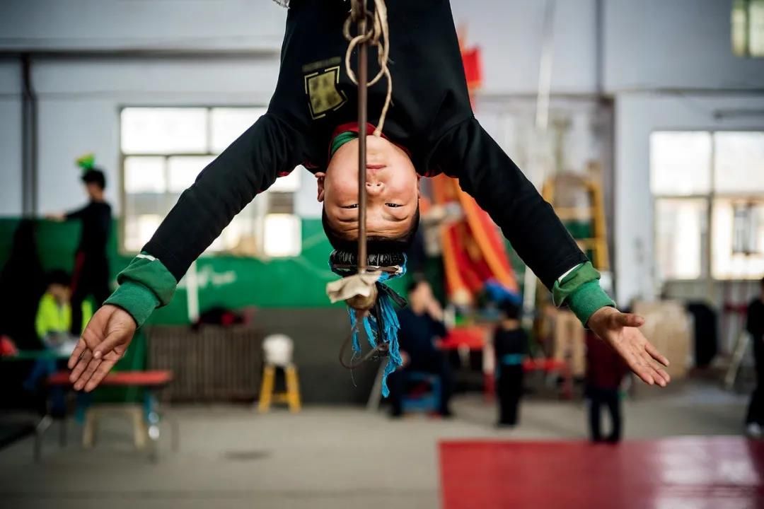 杂技少年的"逃跑计划"