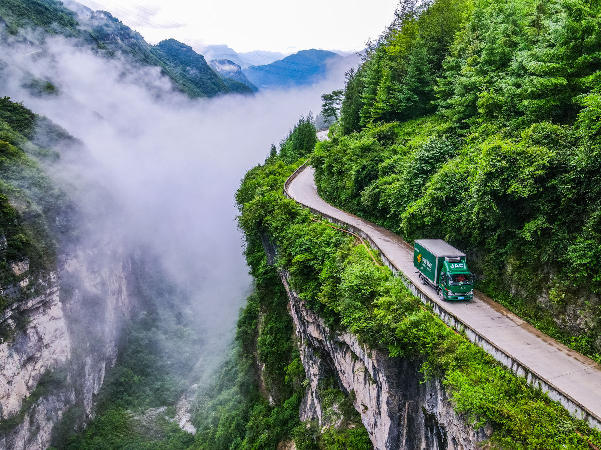 从汉源县前往古路村,一路上山路崎岖,绝壁千仞.郝立艺 摄