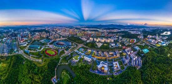 深圳市龙岗区有"城在林中,林在城中"的真实写照.