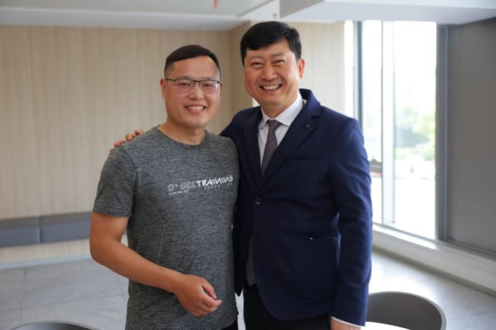 图为方青(化名)和张建平教授的合影陈嫣目前虽然还尚未摆脱疾病困扰