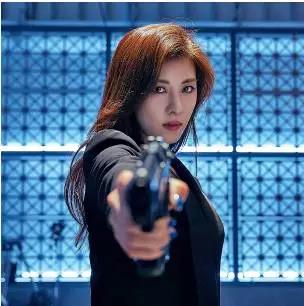 《追捕》剧照:河智苑饰紫雨.